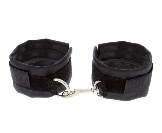 Чёрные полиуретановые наручники с карабином Beginners Wrist Restraints