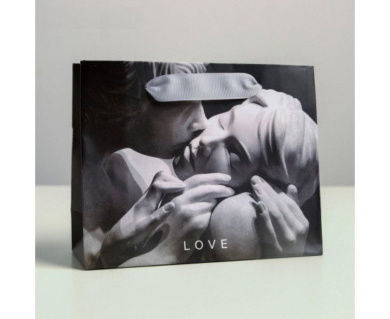 Маленький бумажный подарочный пакет LOVE - 15 х 12 см.